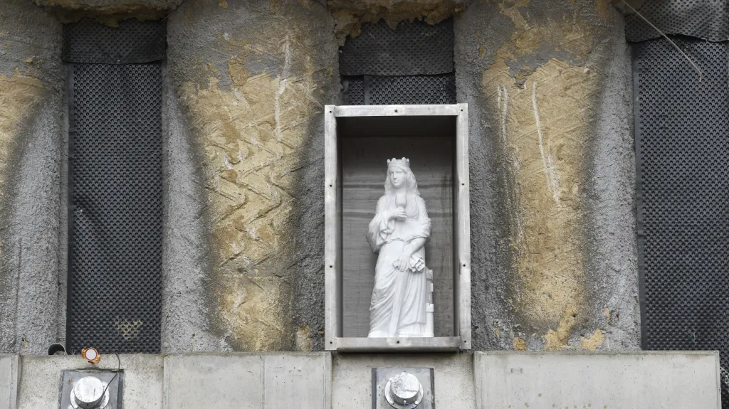 Socha svaté Barbory na portálu tunelu