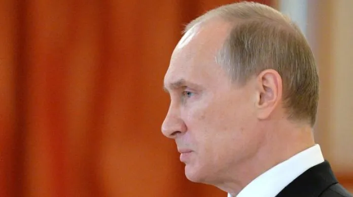 Putin k diplomatům: Rusové byli na Ukrajině v ohrožení