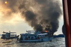 V Thajsku hořel trajekt, cestující se zachránili skokem do moře