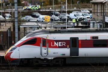 Útočník z vlaku v Anglii byl obviněn z několikanásobného pokusu o vraždu