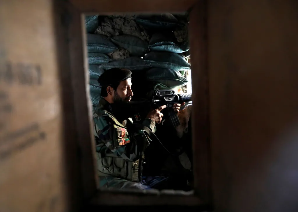 Afghánští vojáci se v obavách z občanské války snaží zabránit Talibanu v dalším obsazování území