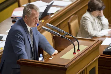 Poslanci odmítli omezení kouření. Sobotka svolá koaliční radu kvůli hlasům ANO