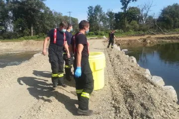 Do Bečvy unikla neznámá látka, uhynulo velké množství ryb