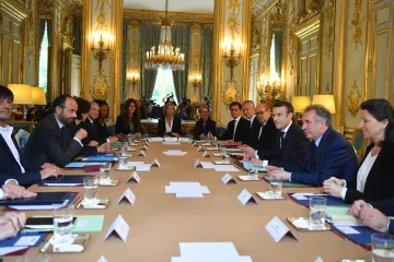 Macronova vláda poprvé zasedla. Francouzský prezident si také telefonoval s Putinem