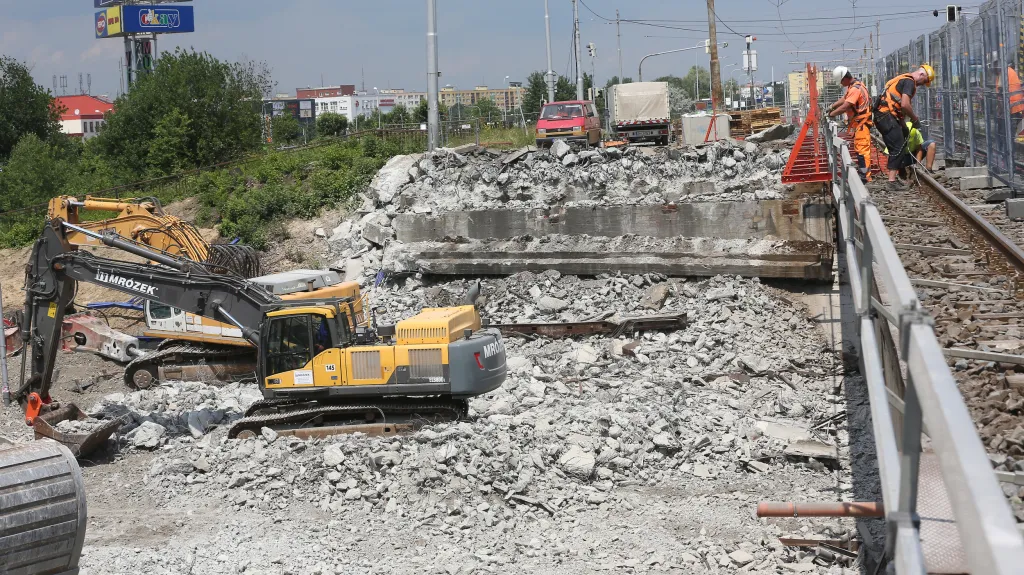 Bourání mostu přes frekventovanou Rudnou v Ostravě (červen 2018)