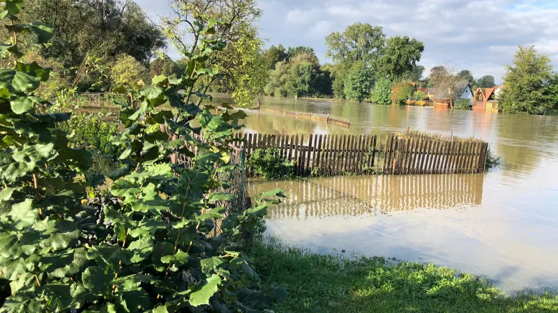 V Kravařích na Opavsku už vysvitlo slunce, zahrady ale zůstávají pod vodou