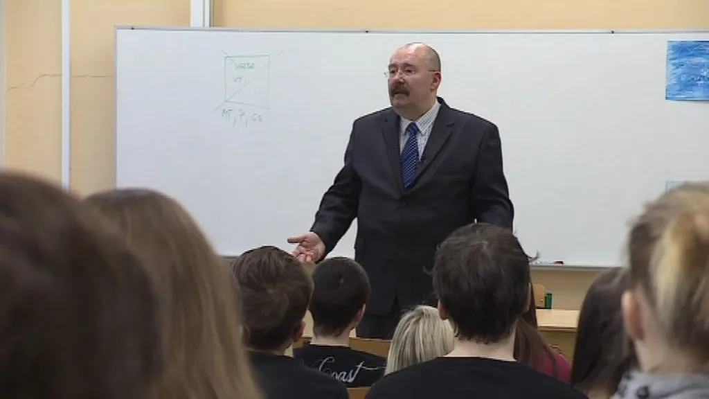 O kriminalitě mladistvých vyprávěl studentům bývalý soudce