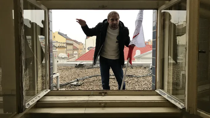 Na střechu se musel Jiří H. Kubík dostat přes půdu a okna. Jedním z nich ho pouštěla zdejší ochotná obyvatelka