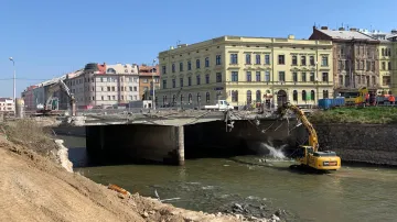 Začalo bourání mostu v centru Olomouce