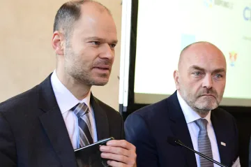 Svaz průmyslu by chtěl přijmout euro, současná vláda s ním nepočítá