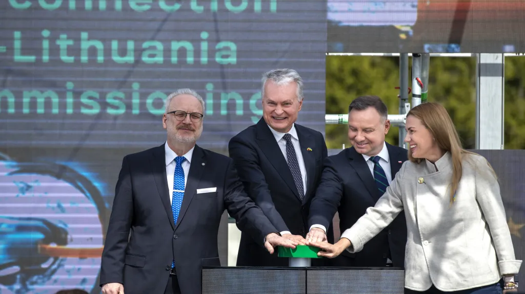 Prezidenti Lotyšska, Litvy, Polska a eurokomisařka pro energetiku při oficiálním otevření plynovodu