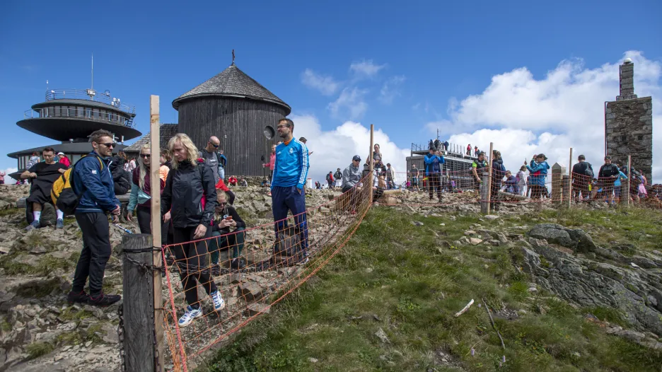 Na Sněžce už loňský rok museli instalovat ochranné sítě