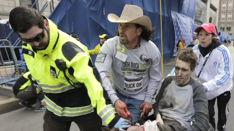 Zraněný Jeff Bauman, vedle něj Carlos Arredondo (v klobouku)