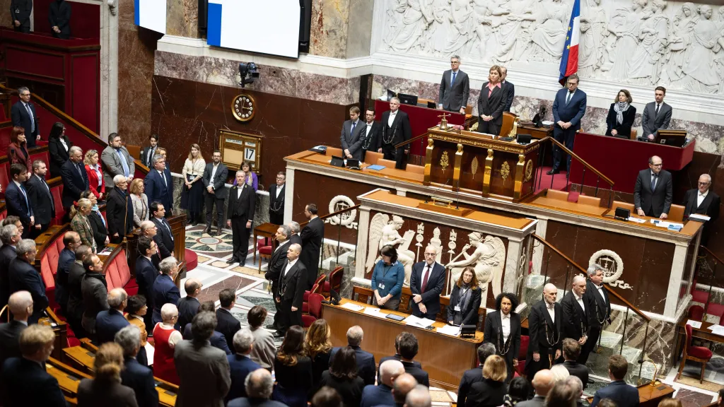 Poslanci francouzského Národního shromáždění drží minutu ticha za zesnulého Quentina Deranquea, 17. února 2026