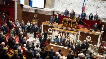 Poslanci francouzského Národního shromáždění drží minutu ticha za zesnulého Quentina Deranquea, 17. února 2026