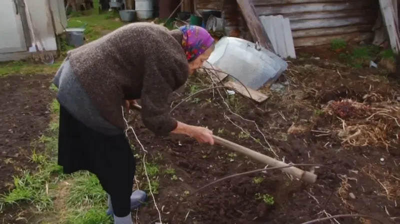Maria Veselová na své zahradě