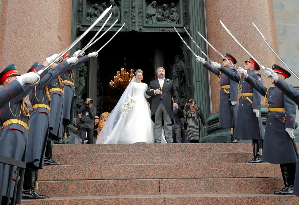 V Rusku proběhla po 100 letech první šlechtická svatba. Velkovévoda Georgij Michajlovič Romanov-Hohenzollern (potomek bývalé ruské císařské rodiny) si vzal během církevního obřadu italku Viktorii Romanovnu Bettarini v katedrále svatého Izáka v Petrohradu