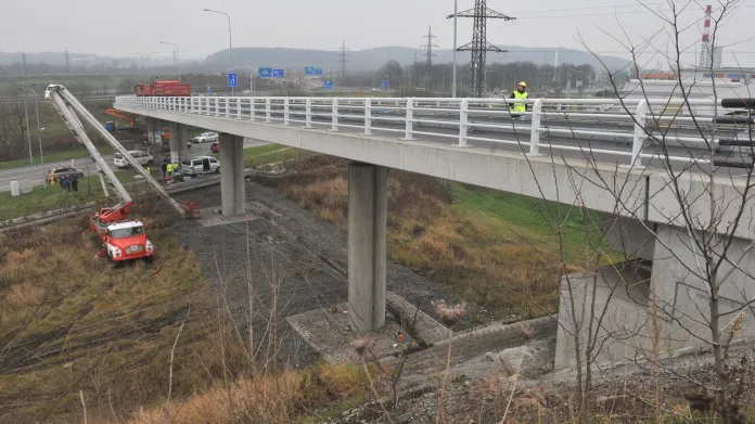 Testy poškozeného mostu na D1