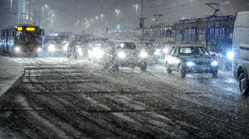 Ulice Varšavy. Husté sněžení a mrznoucí déšť způsobují komplikace v dopravě.