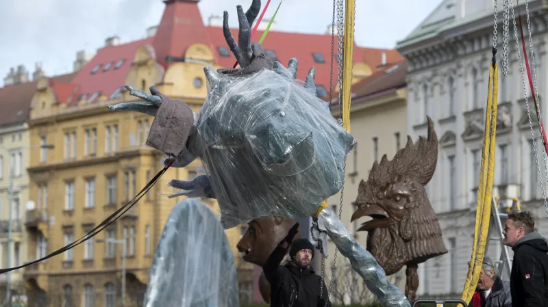 Aj Wej-wejův Zvěrokruh před Veletržním palácem