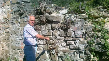 Vladimír Konečný opravuje zeď rotundy