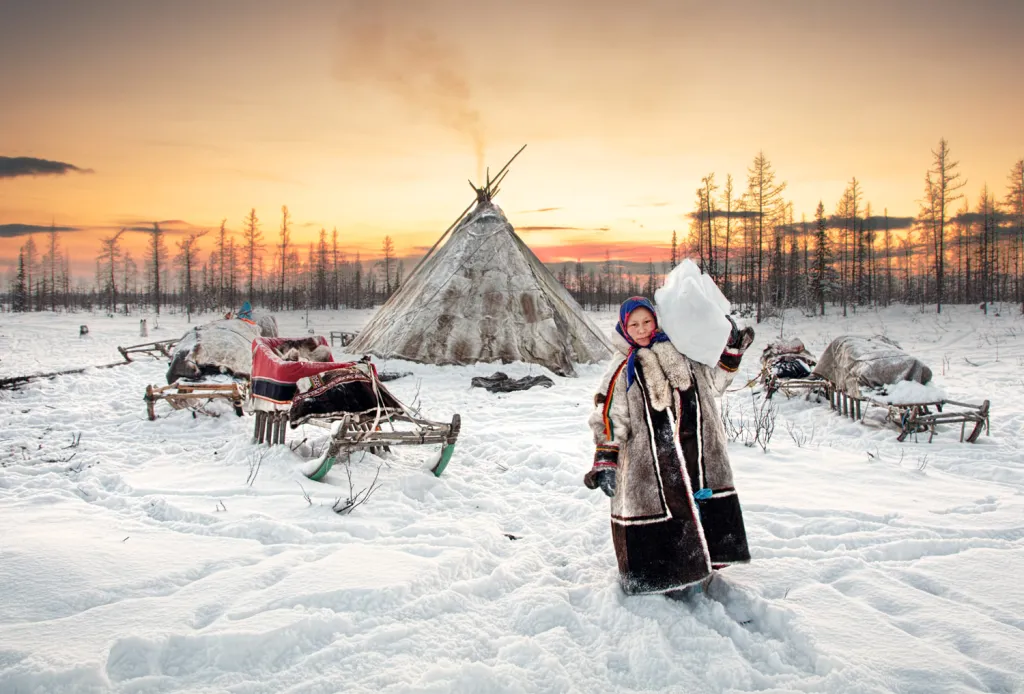 Zvláštní ocenění pro nový talent. Ruská žena na sibiřském poloostrově Jamal sbírá sníh k přípravě jídla pro svou rodinu.