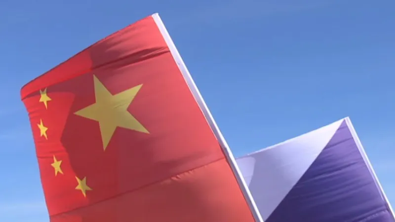 BEZ KOMENTÁŘE: Shrnutí prvního dne návštěvy čínského prezidenta v Česku