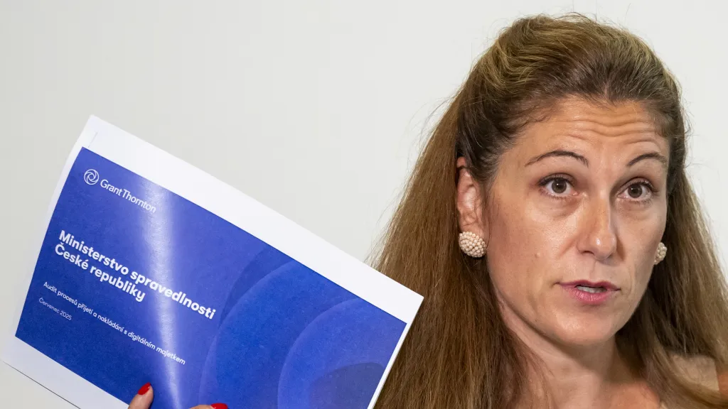 Ministryně spravedlnosti Eva Decroix (ODS) na tiskové konferenci k vývoji kauzy darovaných bitcoinů (8. srpna 2025)
