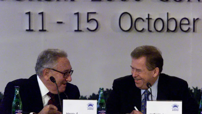Henry Kissinger a Václav Havel na Foru 2000 v roce 1998