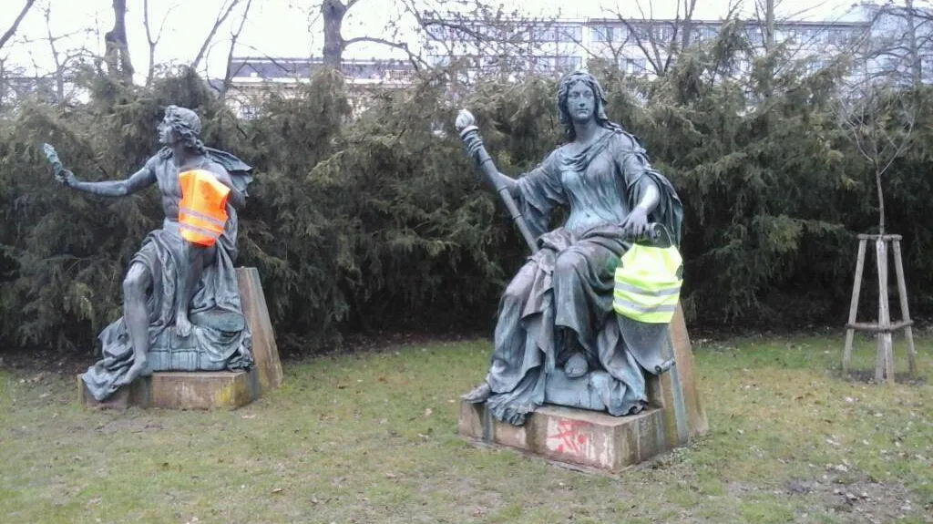 Dobrovolníci upozornili na svou práci vyvěšením reflexních vest