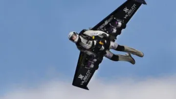 Yves Rossy a jeho trysková křídla