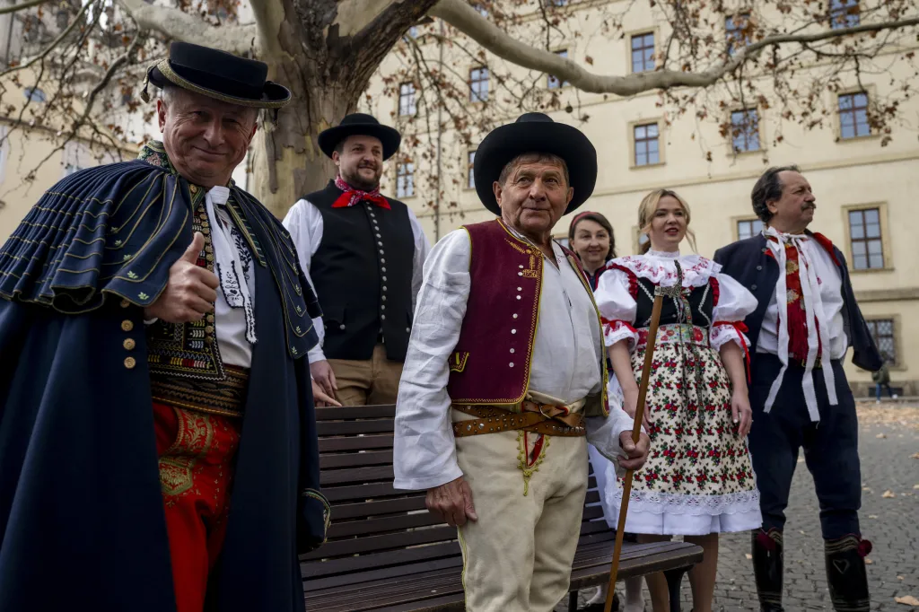 Poslanci se nejprve sešli na Malostranském náměstí, odkud za zpěvu a s doprovodem folklorních souborů přišli do hlavní sněmovní budovy