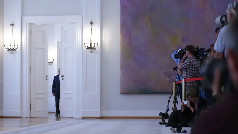 Joachim Gauck přichází před novináře