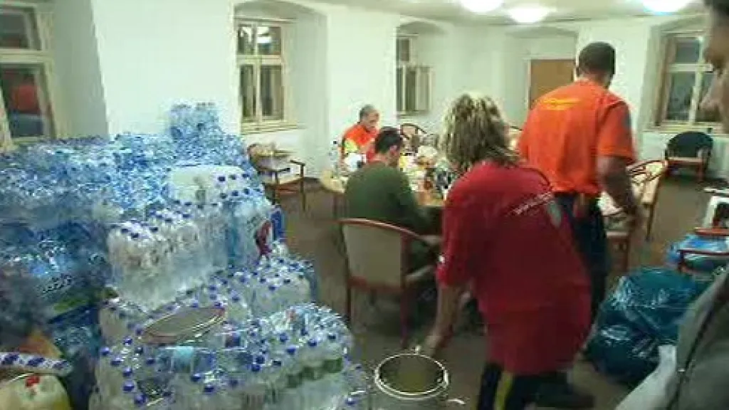 Záchranáři dodávají postiženým pitnou vodu