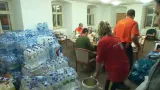 Záchranáři dodávají postiženým pitnou vodu