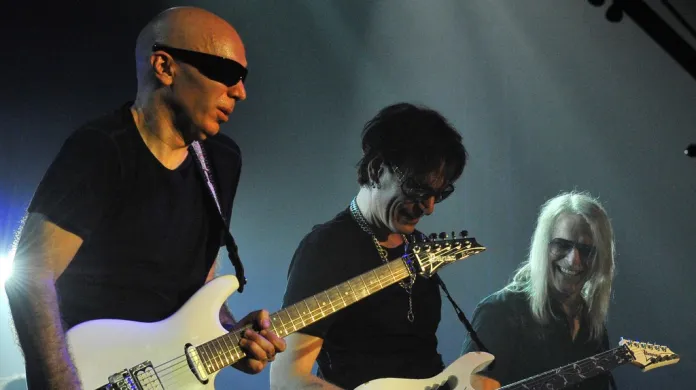 Joe Satriani, Steve Vai a Steve Morse při vystoupení v Praze v rámci projektu G3 (července 2012)