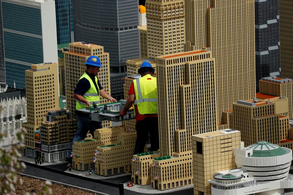 V létě by měl být v New Yorku otevřen zábavní park Legoland New York Resort. Bude zaměřen hlavně na budovy, které jsou součástí největšího amerického města. Na snímku technici přenášejí část kluziště v Rockefellerově centru