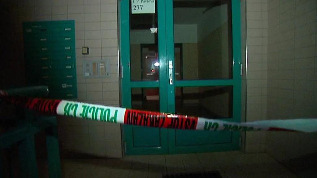 Vchod domu ve Frýdku-Místku, kde došlo k tragédii