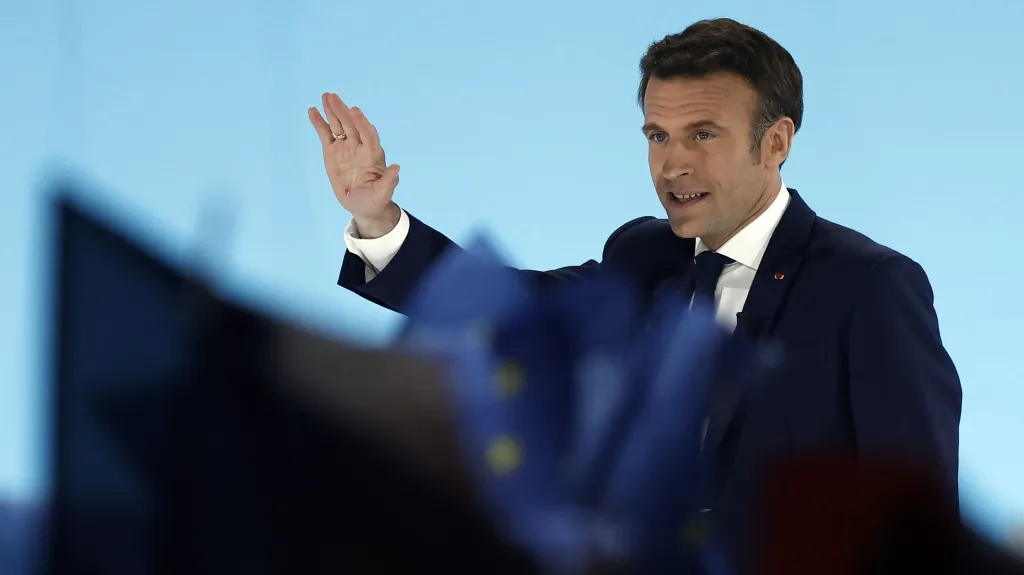 Emmanuel Macron hovoří ke svým podporovatelům po prvním kole prezidentských voleb
