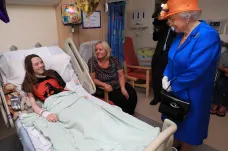 Královna přijela nečekaně do Manchesteru. Zamířila do nemocnice za zraněnými dětmi