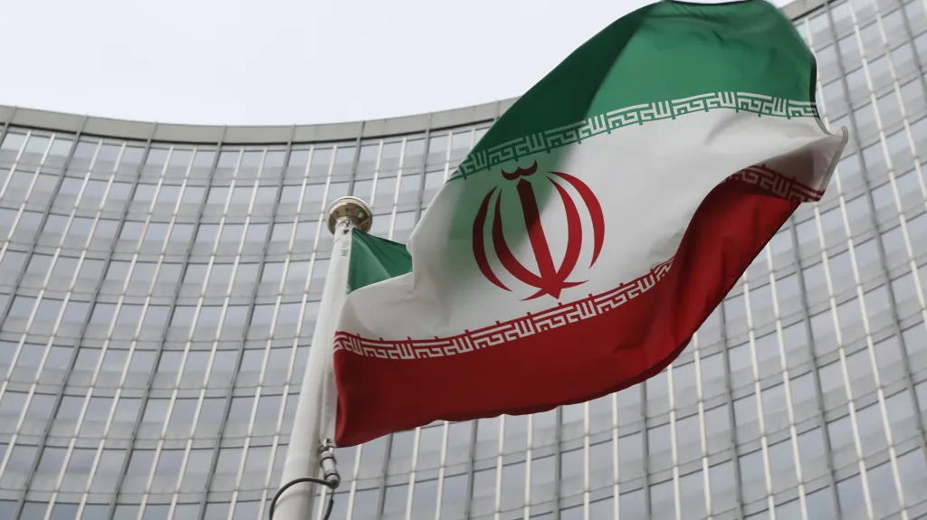 Íránská vlajka před vídeňským sídlem MAAE