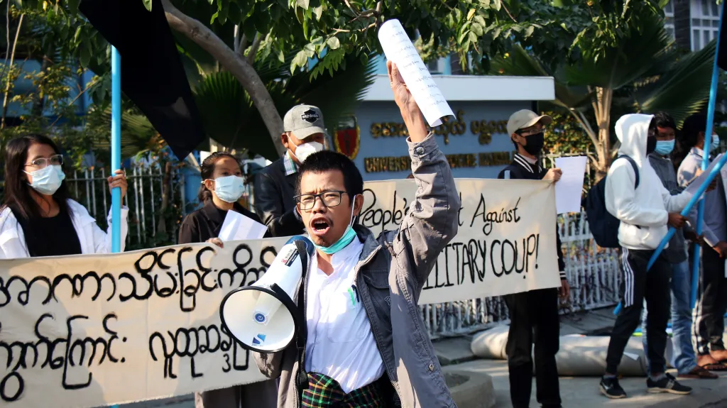 Protest v Mandalaji proti puči