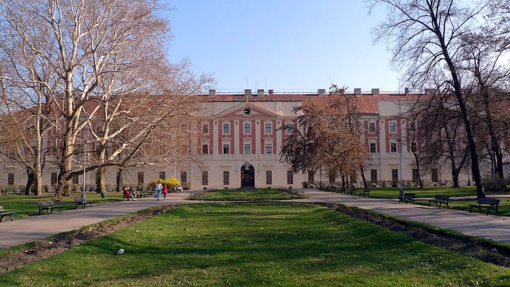 Pražská Invalidovna byla loni na prodej za 638 milionů korun.