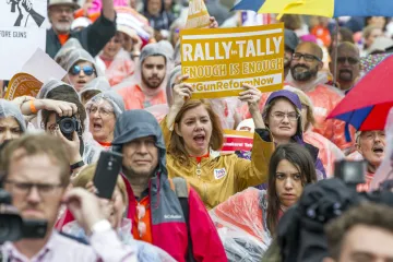 Floridští poslanci reagovali na útok ve škole. Schválili zvýšení věku pro prodej pušek