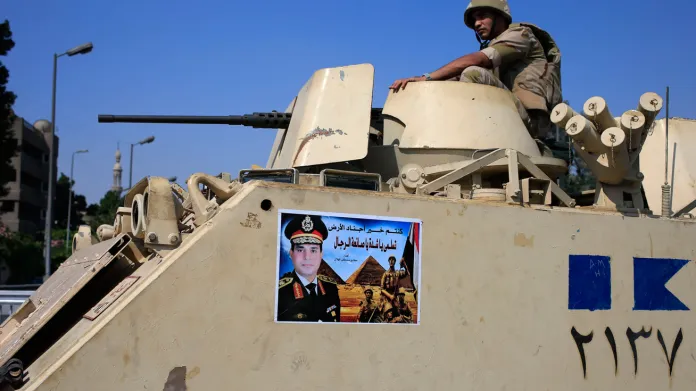 Egyptská armáda je připravena zakročit proti násilnostem v ulicích