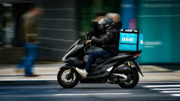 Kurýr dovážející jídlo