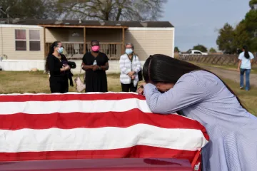Pandemie ve světě: V USA zemřelo nejvíc lidí v historii. Rakušané plošně očkují okres kvůli mutaci