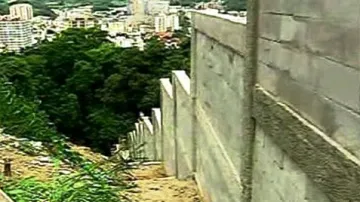 Zeď kolem slumu v Rio de Janeiru