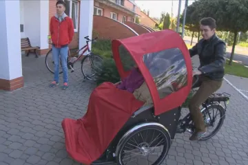 Senioři v Otrokovicích mohou vyrazit na cyklovýlet. Dobrovolníci je svezou na elektrorikše 