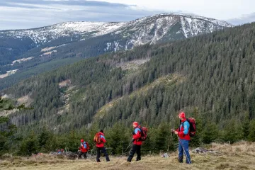 Policie vyšetřuje smrt ženy a dítěte v Krkonoších jako vraždu a sebevraždu